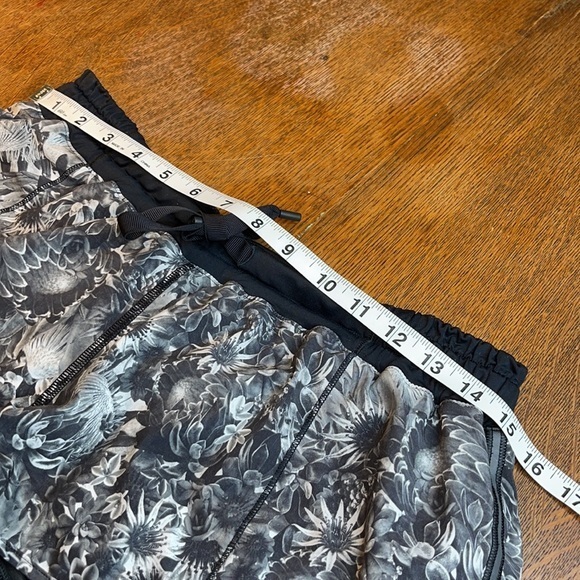 Lululemon Hotty Hot Short Flowabunga Black Angel Wing Size 10 - Picture 8 of 12